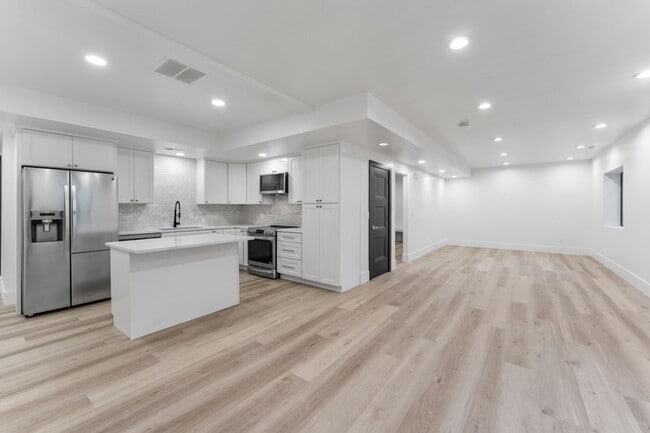 Building Photo - 807 N 200 E