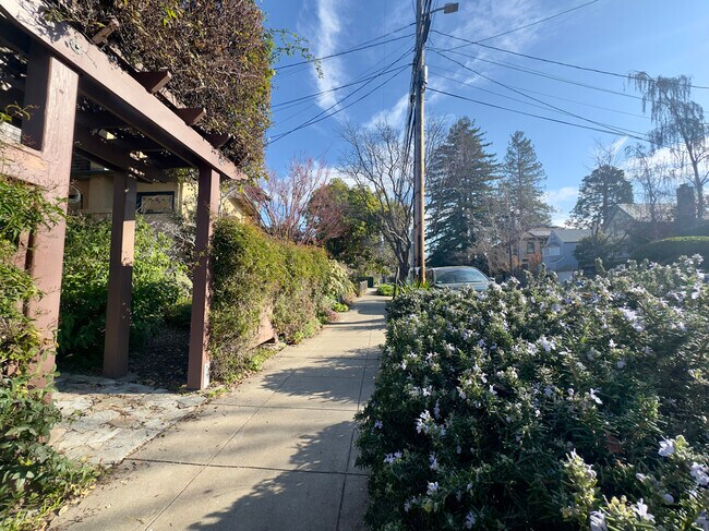 Photo - 2733 Russell St Unidad B