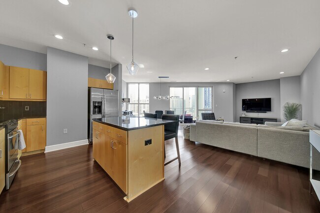 333 W Trade St Unidad Trademark