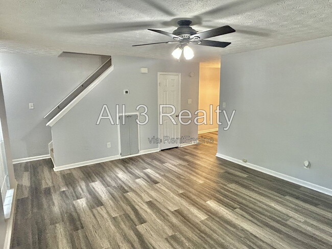 Photo - 2010 Oakwood Dr