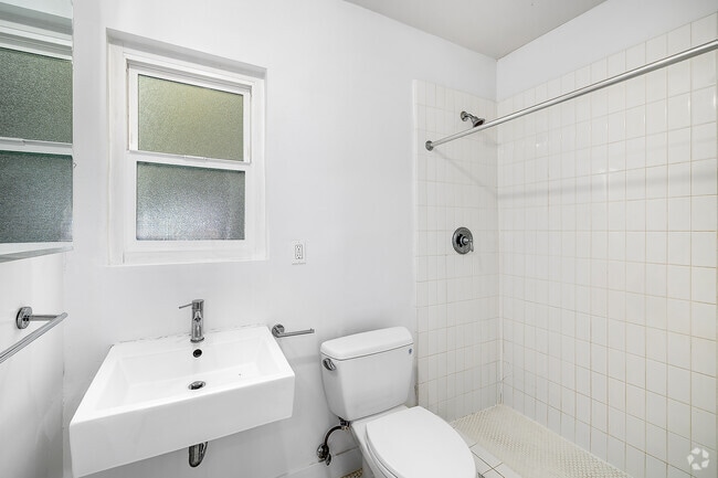 Studio - 337SF - Bathroom