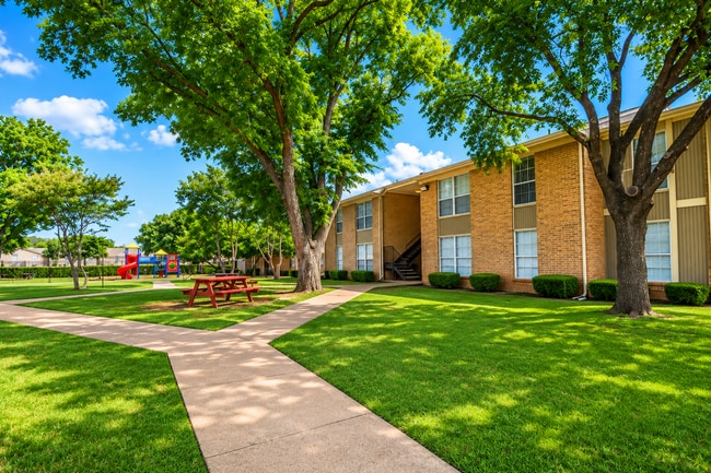 Building Photo - Spacious 2-Bedroom Apartments in Dallas – Starting at $1,150/Month Unit 2035