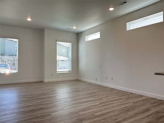 Photo - 960 Ventnor Ave