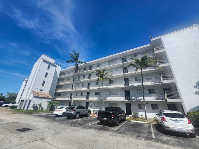 Building Photo - 8750 N Sherman Cir Unit 406