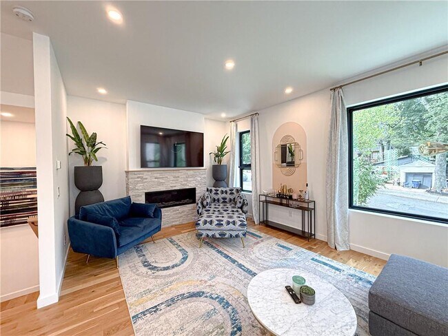 Photo - 825 Barnett St NE