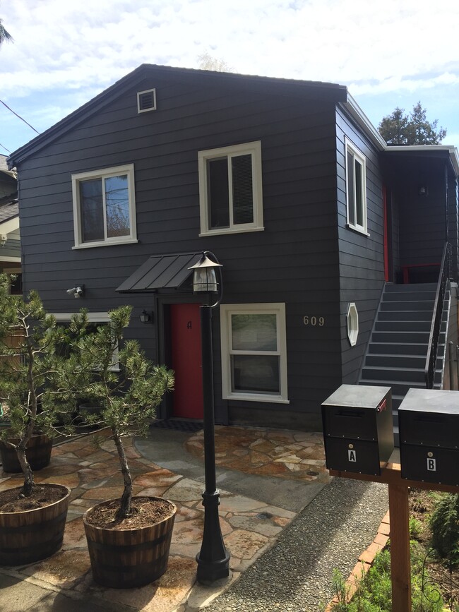 Photo - 609 N 48th St