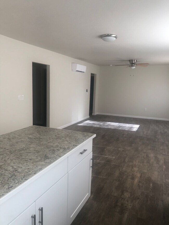 Photo - 1397 E Cypress Ave Apartamento Unidad A