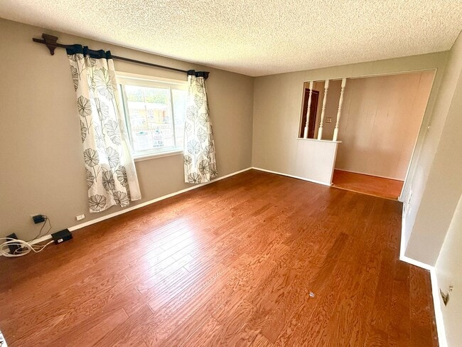 Photo - 1820 W Southcross Blvd