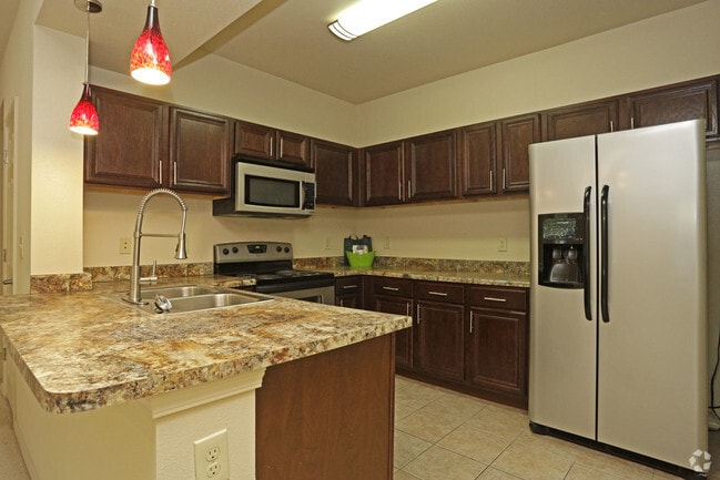1BR, 1BA - 803 SF - Kitchen