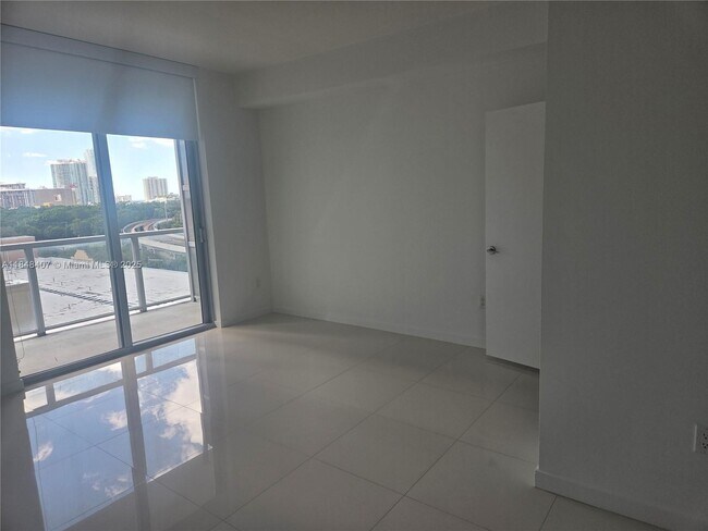 Photo - 79 SW 12th St Unidad 1004-S