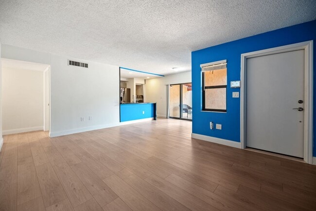 Building Photo - 2 Bed / 2 Bath Condo for Rent – Prime Miami Location