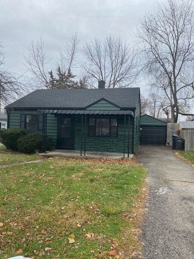 Building Photo - Beautiful single family, hardwood floors, fenced in back yard, 1 car garage.