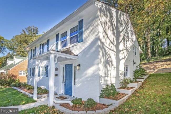 Photo - 3825 Larchwood Rd