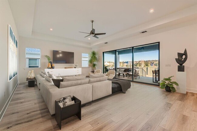 Photo - 300 Alava Wy