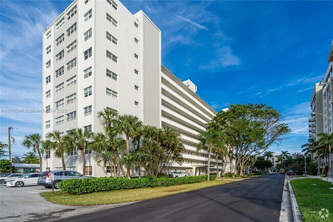 Building Photo - 2555 NE 11th St Unit 207 Rental