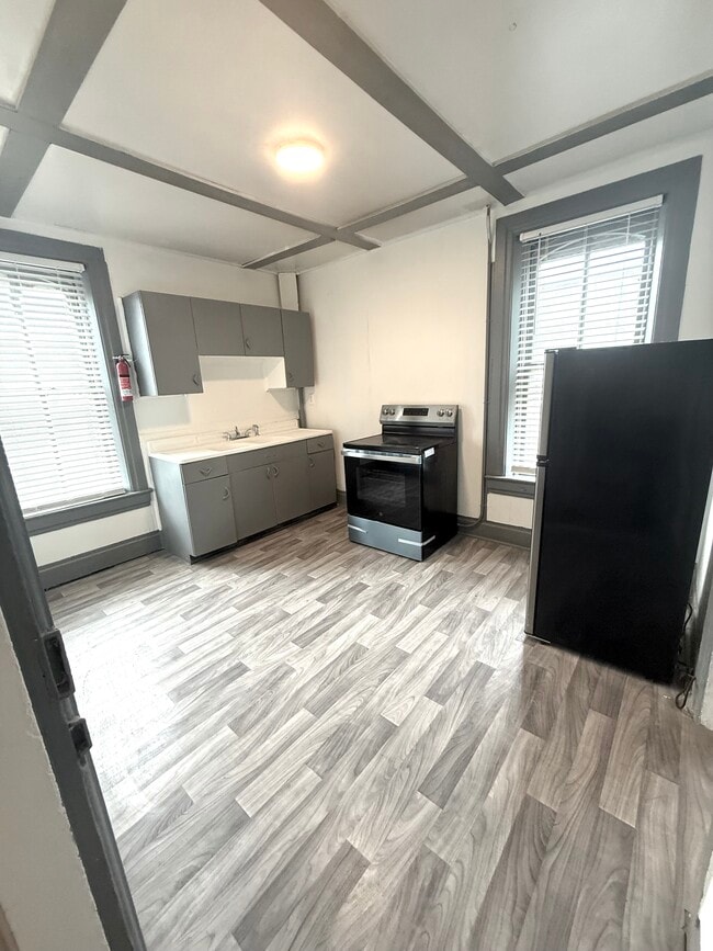 Building Photo - 822 Avenue F Unit 2C