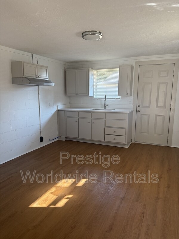 Photo - 102 Moore St