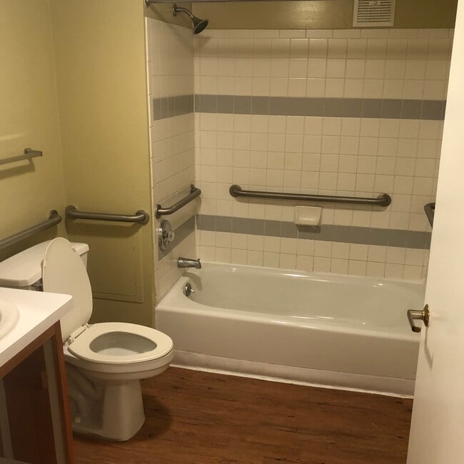 Photo - 12215 Ashbury Ave Apartamentos