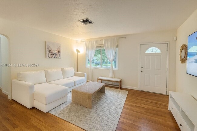 Building Photo - 1055 NE 121st St