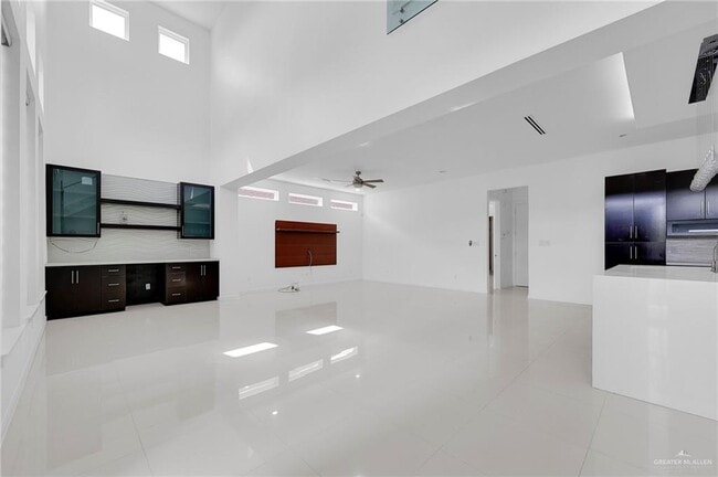 Photo - 18 Redbud Ave W