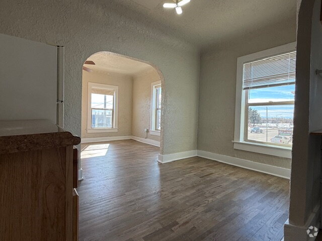 Building Photo - Spacious 1 Bed 1 Bath Utilities included Unit 3 Rental