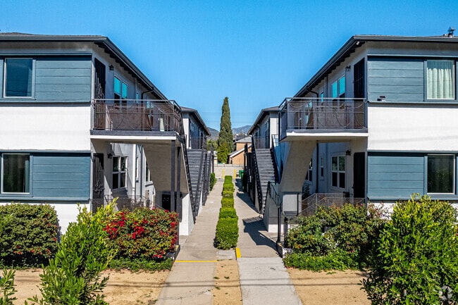 Entrance - 715 E Garfield Ave