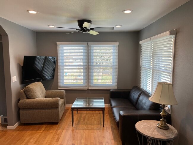 Building Photo - 1124 Emerald St Unit 2