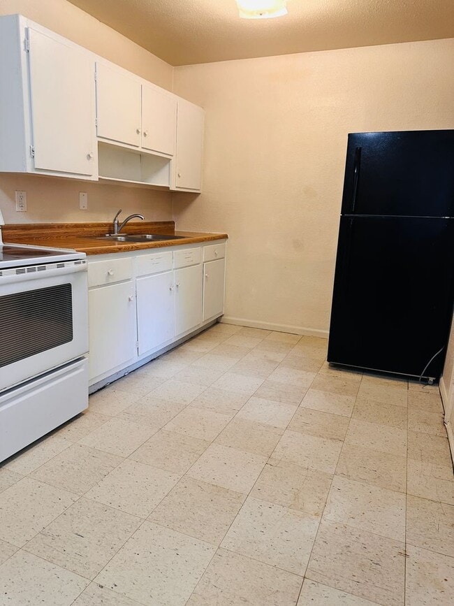 Building Photo - 3447 SW Brendan Ave Unit 1