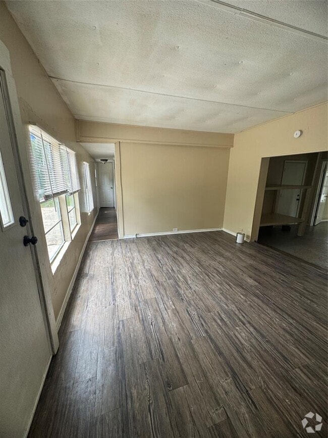 Building Photo - 1105 Red River St Rental