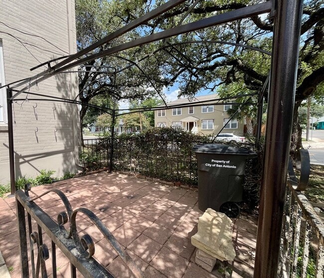 Photo - *LOCATION* Fabulous 1/1 with extra space O...