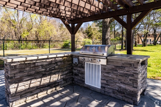 Outdoor Grill - Rivermont Apartments
