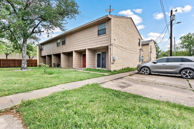 Building Photo - 2 bed, 1 bath townhome at the center of College Station