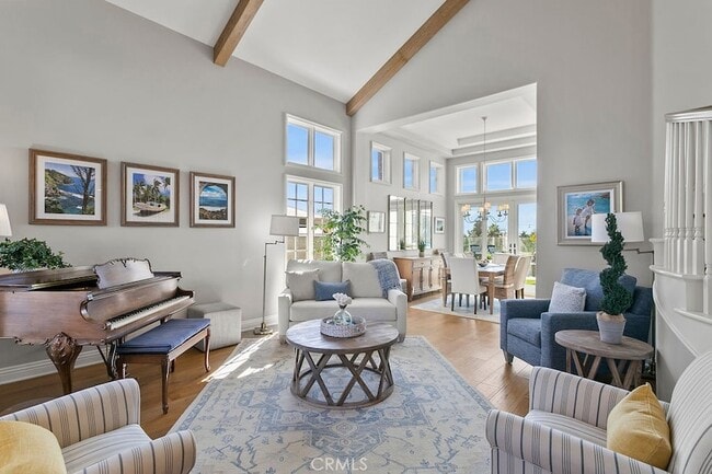 Photo - 1 White Sail