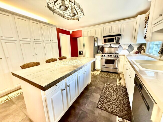 Photo - 113 College St