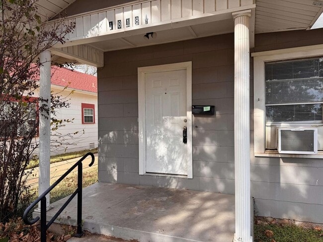 Photo - 1661 1/2 Collins Ave