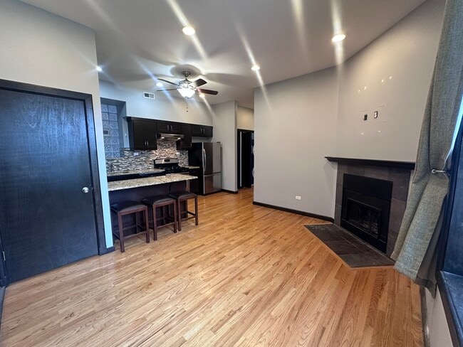 Building Photo - 2452 W Iowa St Unit 4 Rental