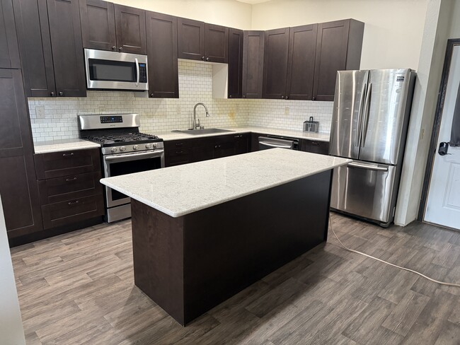 Building Photo - 206 N Main Ave Unit 1Bedroom