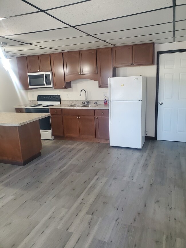 Building Photo - 1613 Huffman Ave Unit Double R Rental