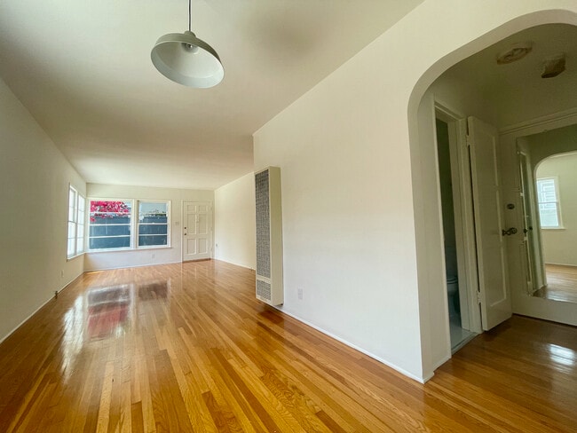 Building Photo - 714 Lincoln Blvd Unit Front