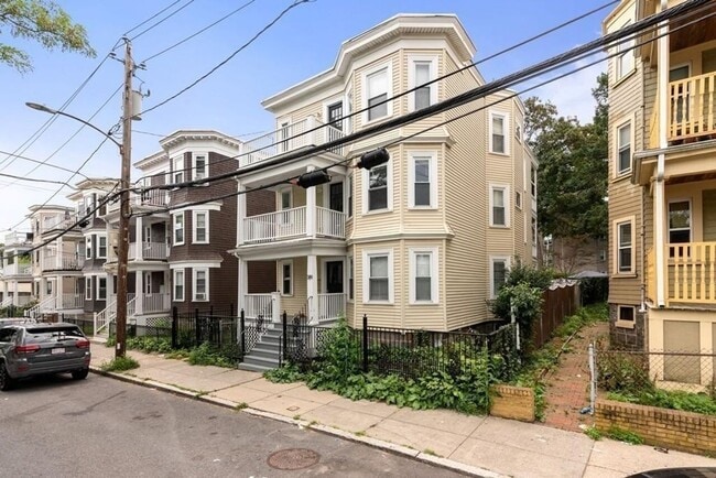 Building Photo - 389 Centre St Unit 1