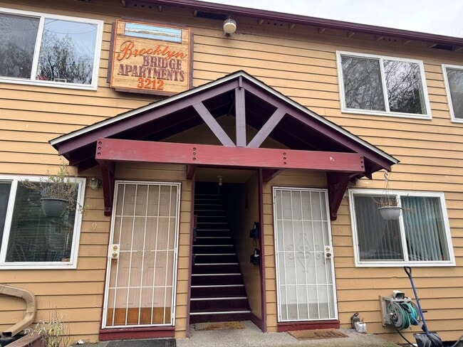 Building Photo - 2bed/1 Bath Second Level Unit 12