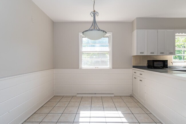 Photo - 3 bedroom 1.5 bath 1668 Sqft home just 1 m...