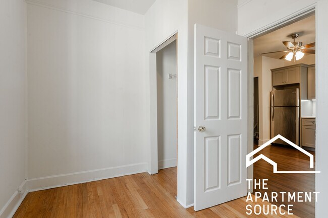 Photo - 3135 N Oakley Ave Unidad CH2