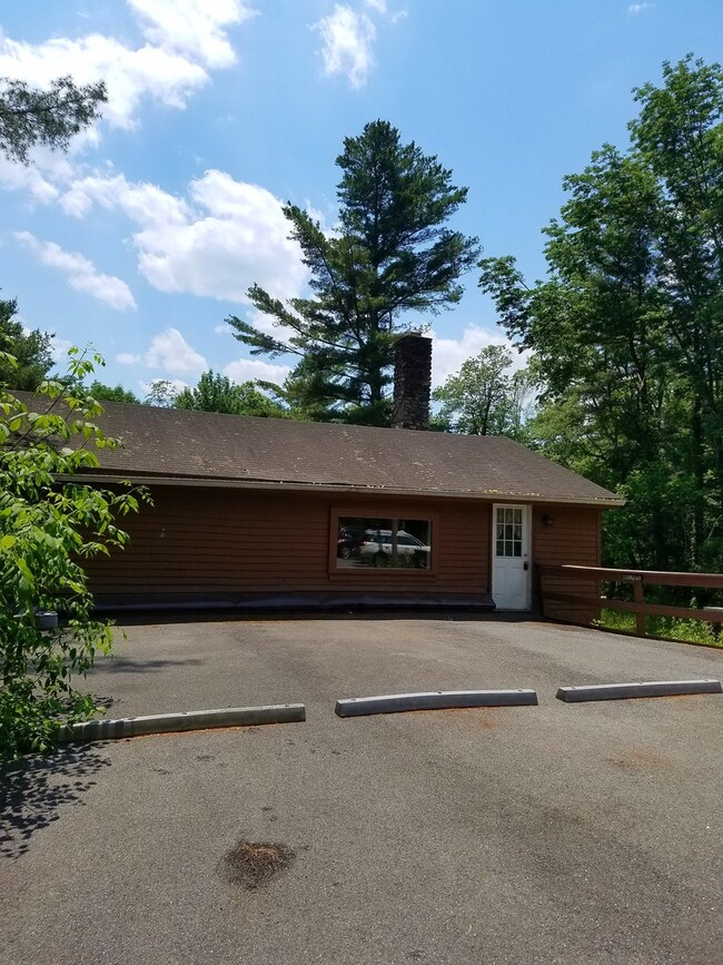 Building Photo - 1 Bedroom Freshly Painted Apartment with Bonus Room On Route 390 In Canadensis