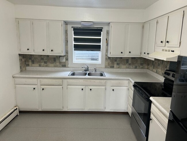 Building Photo - 1720 E 12th St Rental