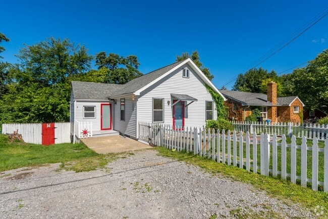 Building Photo - AVAILABLE SEPT 20TH, DON'T MISS THIS UPDAT... Rental