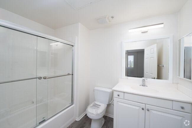 2BR, 2BA - 1007SF - Bathroom