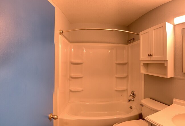 Shower/Tub! - 1300 Barnes Ave