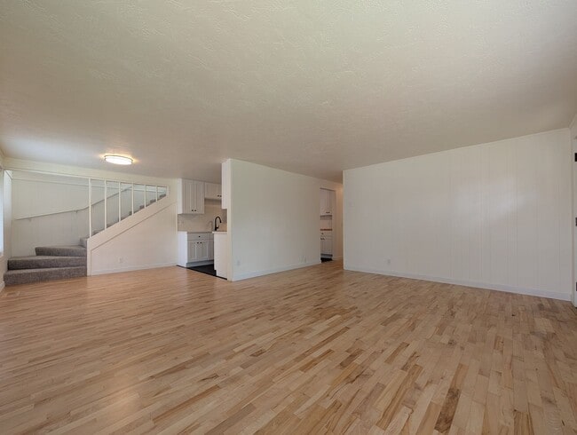 Photo - updated 4bed/2bath duplex near Oakway Rd