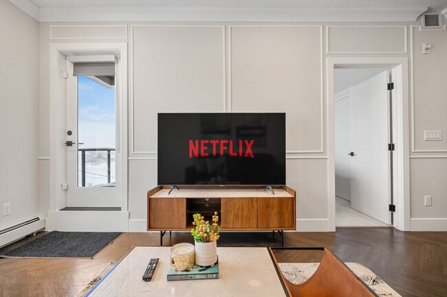 Photo - 2550 Battleford Ave SW Unit ID1314543P